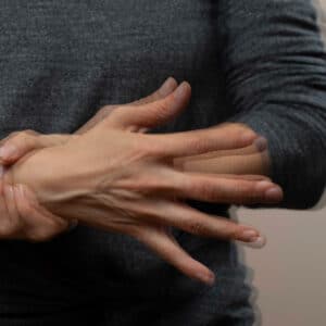 Essenzieller-Tremor-erkennen-und-behandeln-Alles-zu-Symptomen-Ursachen-und-Therapie