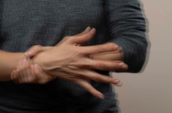 Essenzieller-Tremor-erkennen-und-behandeln-Alles-zu-Symptomen-Ursachen-und-Therapie