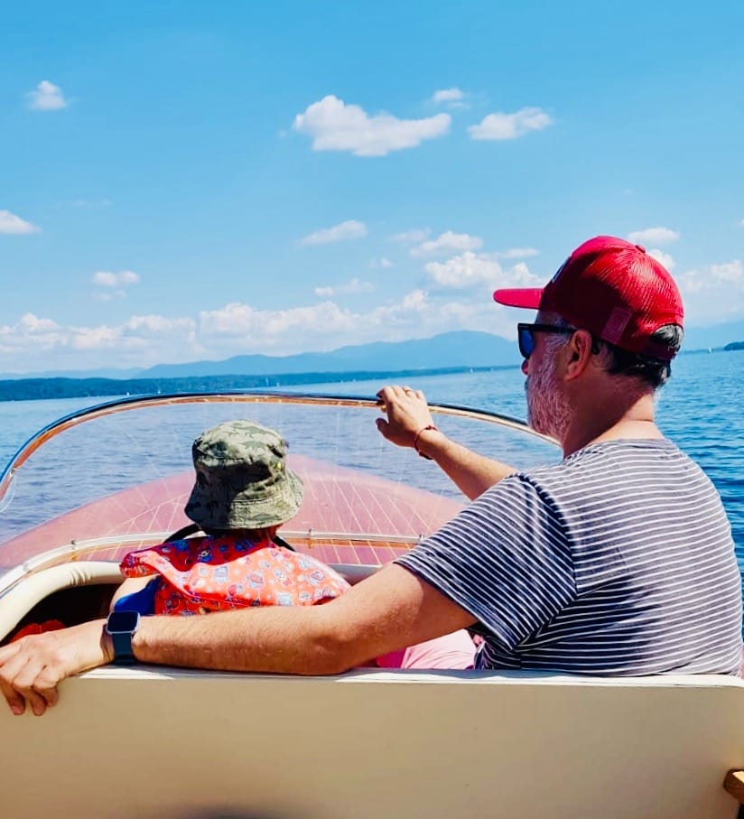 Dr. Max Tiefenbacher mit seinem Sohn auf dem See