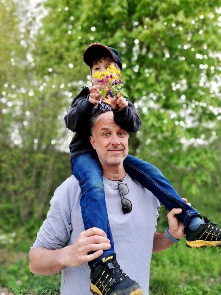 Dr. Max Tiefenbacher privat, mit seinem Sohn auf den Schultern